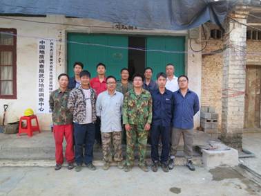项目组部分成员基地合影 项目组部分成员基地合影